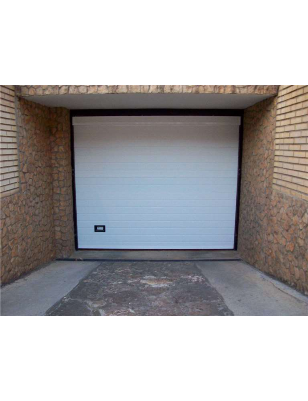 Porte de Garage Sectionnelle : Sécurisée et Pratique | Habitat83.com