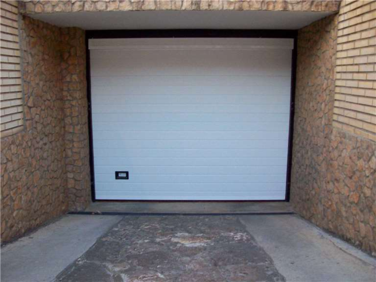 Porte de Garage Sectionnelle : Sécurisée et Pratique | Habitat83.com
