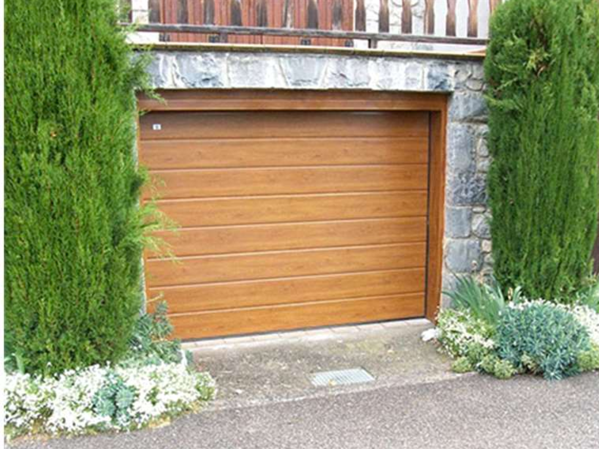 Porte de Garage Sectionnelle : Sécurisée et Pratique | Habitat83.com