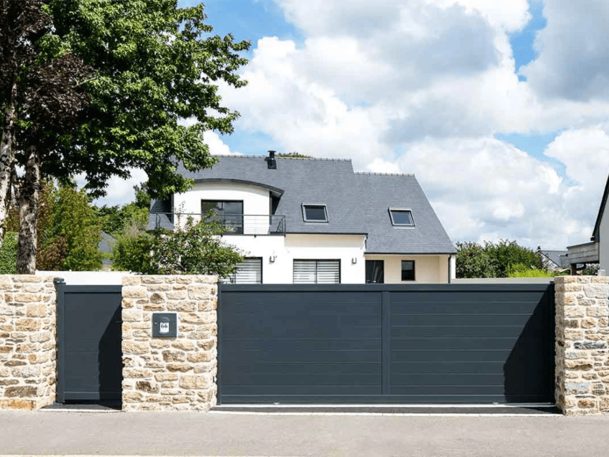 Portail Coulissant Plein CENCO - Robustesse, Design et Sécurité Haut de Gamme - Habitat83.com