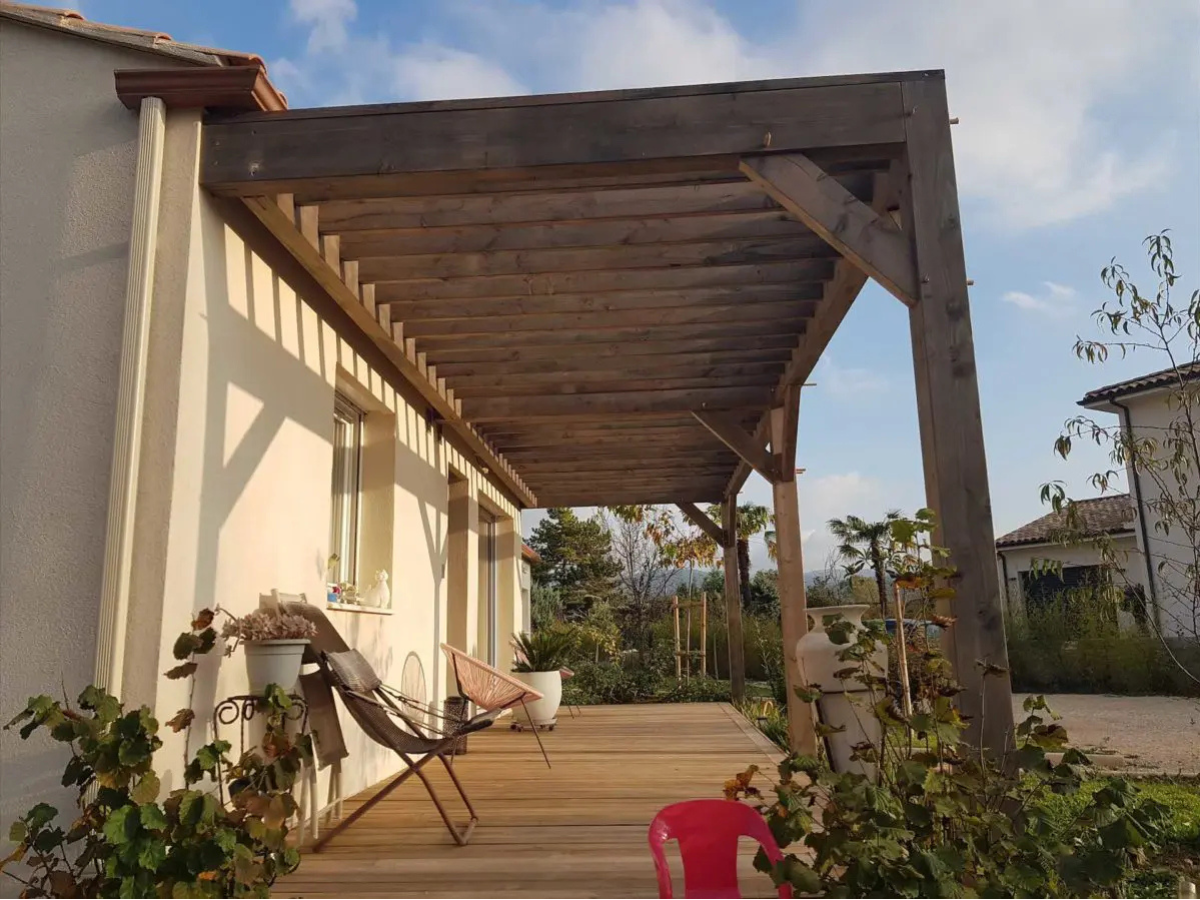 Pergola en Bois : Charme Naturel et Durabilité - Habitat83.com