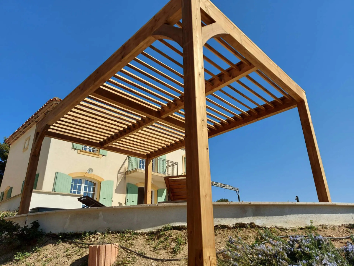 Pergola en Bois : Charme Naturel et Durabilité - Habitat83.com